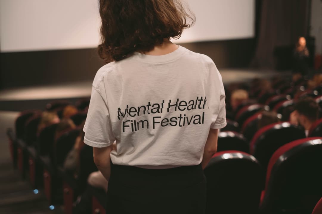 Футболка Mental Health Film Festival в зале фестиваля перед показом